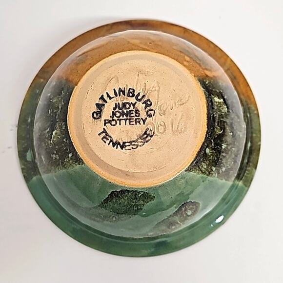Signed Gatlinburg Judy Jones Pottery Bowl with Bear Green Tan No Chip Cracks - Picture 7 of 8